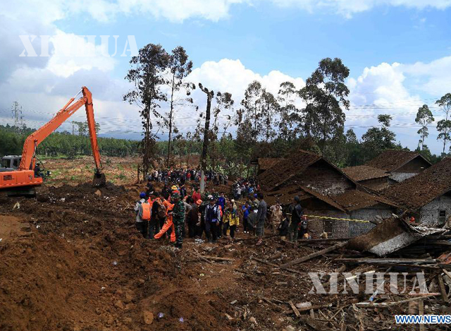 အင်ဒိုနီးရှားနိုင်ငံ တွင် ဖြစ်ပွားခဲ့သည့် မြေပြိုမှု တစ်ခုအားတွေ့ရစဉ်-(ဓါတ်ပုံ-ဆင်ဟွာ)