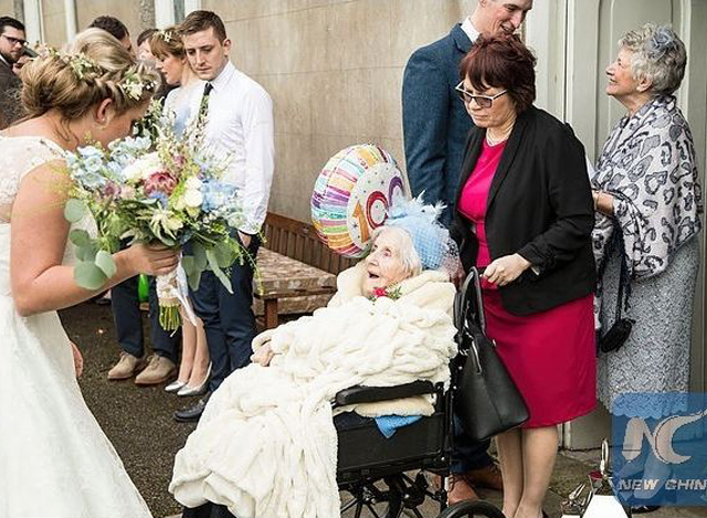 ဗြိတိန်နိုင်ငံတွင် အသက်အကြီးဆုံး သတို့သမီး အရံ ဖြစ်လာသည့် Martha Wallbank အား တွေ့ရစဉ် (ဓါတ်ပုံ-အင်တာနက်)