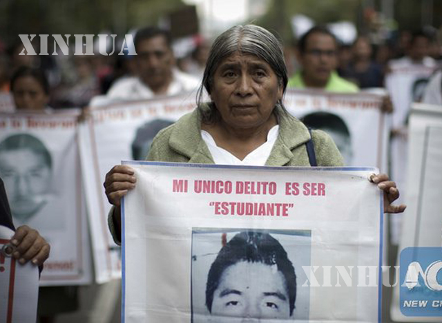 ၂၀၁၅ ခုနှစ် သြဂုတ်လ ၂၆ ရက်က ကျောင်းသားများ ပျောက်ဆုံးခြင်း ၁၁ လအကြာ ချီတက်ဆန္ဒပြပွဲ၌ ဆွေမျိုးတစ်ဦးက ပါဝင်ဆန္ဒပြနေစဉ် (ဆင်ဟွာ)