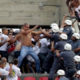 ဘရာဇီးနိုင်ငံ ဘောလုံးပွဲတစ်ခု၌ ခိုက်ရန်ဖြစ်ပွားမှုအားထိန်းသိမ်းနေသည့် ရဲများအားတွေ့ရစဉ် (ဓာပုံ-အင်တာနက်)