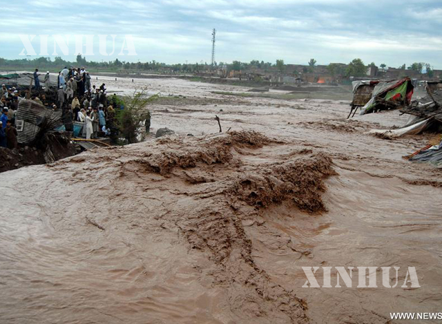 ရေလွှမ်းမိုးခံရပြီးနောက် ပါကစ္စတန်နိုင်ငံအဝေးပြေးလမ်းမပေါ်တွင် ခရီးသွားများပိတ်မိနေပုံအား တွေ့ရစဉ်( ဆင်ဟွာ )