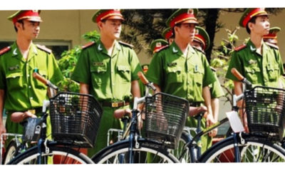 ဗီယက်နမ်နိုင်ငံ မြို့တော် ဟိုချီမင်း စီးတီးရှိ ရဲတပ်ဖွဲ့ဝင်များအား တွေ့ရစဉ် (ဓာတ်ပုံ-အင်တာနက်) ဗီယက်နမ်တွင် နိုင်ငံခြားများ ပါဝင်သော ငွေကြေး လိမ်လည်သည့် ဂိုဏ်းတစ်ခုအား ဖမ်းဆီး