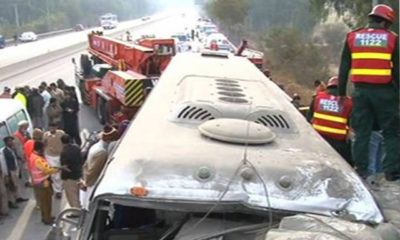 ပါကစ္စတန်နိုင်ငံ ပန်ဂျပ်ပြည်နယ် အဝေးပြေး လမ်းမပေါ်တွင် ခရီးသည်တင်ယာဉ်နှင့် ကုန်တွဲယာဉ်တို့မတော်တဆ တိုက်မှုဖြစ်ပွားအပြီး အပျက်အစီးပုံအား တွေ့ရစဉ် ( ဓာတ်ပုံ - အင်တာနက် )