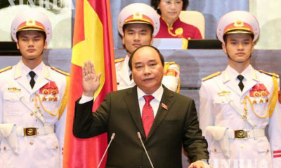 ဗီယက်နမ် ဝန်ကြီးချုပ်သစ် အဖြစ် ငုယင် ကျန်းဖက်က ကျမ်းသစ္စာ ကျိန်ဆိုနေစဉ် (ဆင်ဟွာ)