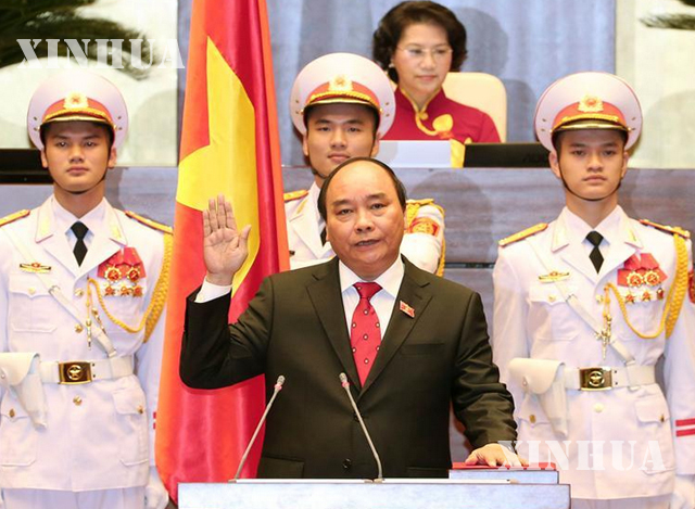 ဗီယက်နမ် ဝန်ကြီးချုပ်သစ် အဖြစ် ငုယင် ကျန်းဖက်က ကျမ်းသစ္စာ ကျိန်ဆိုနေစဉ် (ဆင်ဟွာ)