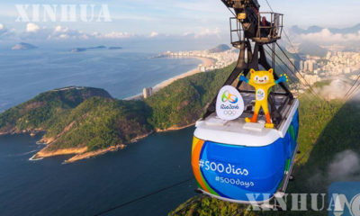 Rio 2016 အိုလံပစ် အားကစား လာဘ်ကောင်ရုပ်အား မိုးပျံ ကြိုးရထားအား တွေ့ရစဉ် (ဆင်ဟွာ)