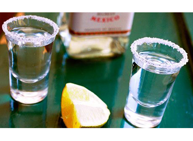 မက္ကဆီကိုနိုင်ငံတွင် သောက်လေ့ရှိသည့် Tequila အရက်အား တွေ့ရစဉ် (ဓာတ်ပုံ- အင်တာနက်)