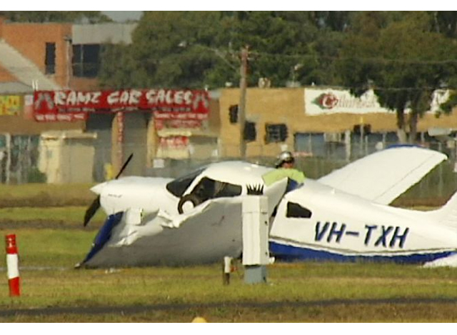 ၂၀၁၅ ခုနှစ်က သြစတြေးလျနိုင်ငံတွင် လေယာဉ် ပျက်ကျမှု ဖြစ်စဉ်အား တွေ့ရစဉ် (ဓာတ်ပုံ- အင်တာနက်)