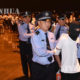 ဆက်သွယ်ရေးလိမ်လည်မှုဖြင့် သံသယရှိသူများအား တရုတ်ရဲတပ်ဖွဲ့ဝင်များ ဖမ်းဆီးခေါ်ဆောင်လာပုံ (ဆင်ဟွာ)