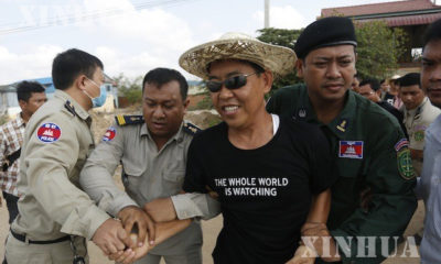 ကမ္ဘောဒီးယား နိုင်ငံBlack Monday လှုပ်ရှားမှု ဆန္ဒပြသူ တစ်ဦးအား ရဲတပ်ဖွဲ့ဝင်များ က ဖမ်းဆီးနေစဉ် (ဆင်ဟွာ)