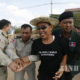 ကမ္ဘောဒီးယား နိုင်ငံBlack Monday လှုပ်ရှားမှု ဆန္ဒပြသူ တစ်ဦးအား ရဲတပ်ဖွဲ့ဝင်များ က ဖမ်းဆီးနေစဉ် (ဆင်ဟွာ)