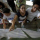 ဖိလစ်ပိုင် ရွေးကောက်ပွဲတွင် မဲပေးနိုင်ရန် အတွက် ပြည်သူများ မဲစာရင်း ကြည့်နေကြစဉ် (ဓာတ်ပုံ- အင်တာနက်)
