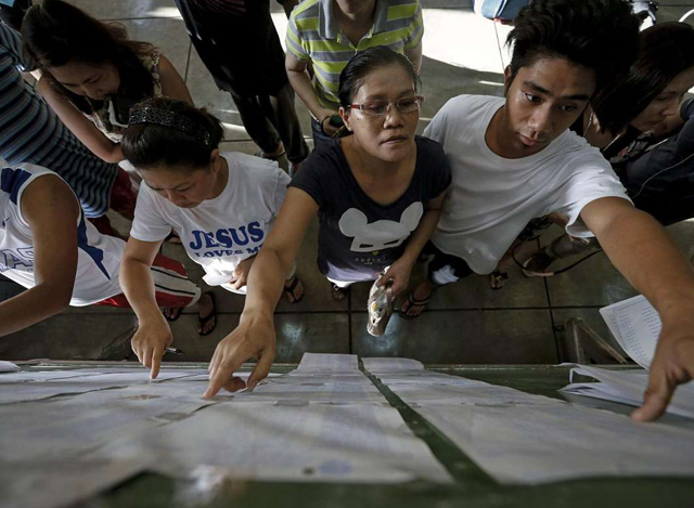 ဖိလစ်ပိုင် ရွေးကောက်ပွဲတွင် မဲပေးနိုင်ရန် အတွက် ပြည်သူများ မဲစာရင်း ကြည့်နေကြစဉ် (ဓာတ်ပုံ- အင်တာနက်)
