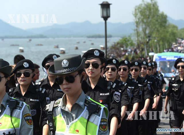 Zhejiang ပြည်နယ် သဘာဝ ဥယျာဉ် အတွင်း လုံခြုံရေး ကင်းလှည့်နေကြသော တရုတ် အမျိုးသမီး လုံခြုံရေး အရာရှိများအား မေလ ၁ ရက်က တွေ့ရစဉ် (ဆင်ဟွာ)