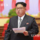 မြောက်ကိုးရီးယား ခေါင်းဆောင် ကင်ဂျုံအန်း အလုပ်သမားပါတီ ညီလာခံတွင် မိန့်ခွန်း ပြောကြားနေစဉ် (ဆင်ဟွာ)