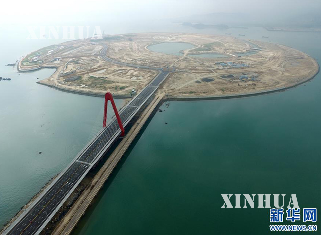 တရုတ်၏ ပထမဆုံး လူလုပ်ကျွန်းနှင့် အဆိုပါ ကျွန်းအား ပြည်မကြီး နှင့် ဆက်သွယ် ပေးထားသော တံတားအားတွေ့ရစဉ် (ဆင်ဟွာ)
