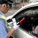 တရုတ်ရဲတပ်ဖွဲ့က ယာဉ်မောင်း တစ်ဦးအား အရက်သောက်ထားခြင်း ရှိမရှိ စစ်ဆေးနေစဉ် (ဆင်ဟွာ)