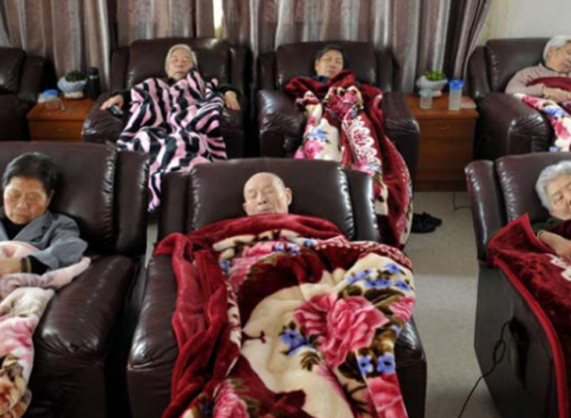 ကျန်းမာရေး အိပ်ရာ ကုတင်များဖြင့် အိပ်နေကြသည့် သက်ကြီး ရွယ်အိုများအား တွေ့ရစဉ် (ဓာတ်ပုံ- အင်တာနက်)