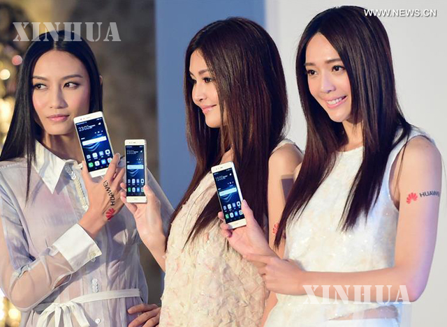 မှန်ဘီလူး ၂ လုံးပါ ကင်မရာ Huawei P 9 အား တိုင်ပေ၌ မိတ်ဆက် ပြသစဉ် (ဆင်ဟွာ)