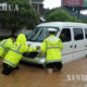 တရုတ်နိုင်ငံ တွင်မိုးသည်းထန်စွာ ရွာသွန်းမှုကြောင့် စက်ရပ်သွားသည့် ကားတစ်စီးအား ရဲများ က အကူအညီပေးနေစဉ်- (ဓါတ်ပုံ-ဆင်ဟွာ)