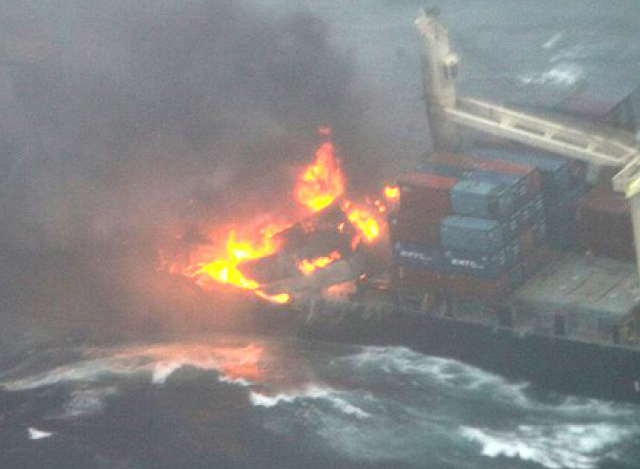 မီးလောင်မှု ဖြစ်ပွားနေသည့် ကုန်သေတ္တာတင် သင်္ဘော တစ်စီးအား တွေ့ရစဉ် (ဓာတ်ပုံ-အင်တာနက်)