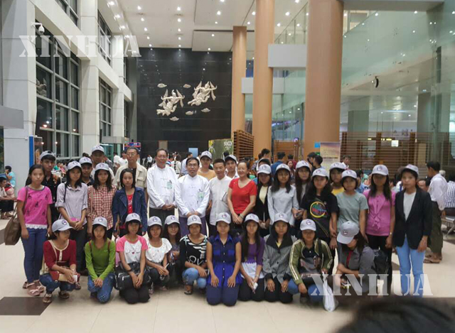 တရုတ်နိုင်ငံ နန်ကျင်းမြို့သို့ ပညာတော်သင် သွားရောက်ကြမည့် မြန်မာ ကျောင်းသားများအား တွေ့ရစဉ် (ဆင်ဟွာ)