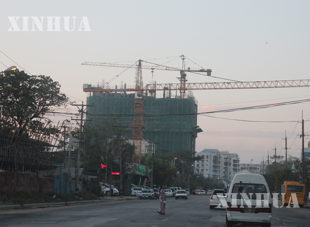 ရန်ကုန်မြို့တွင်း ဆောက်လုပ်လျက်ရှိသော အထပ်မြင့် အဆောက်အအုံ တစ်လုံး အားတွေ့ရစဉ် (ဆင်ဟွာ)