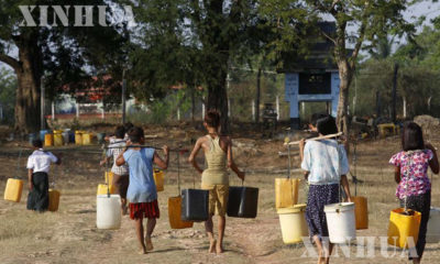 အယ်လ်နီညို အကျိုးသက်ရောက်မှုကြောင့် ရေရှားပါးမှုနှင့် ကြုံတွေ့နေရသော ဒလမြို့နေ ပြည်သူများကို တွေ့ရစဉ် (ဆင်ဟွာ)