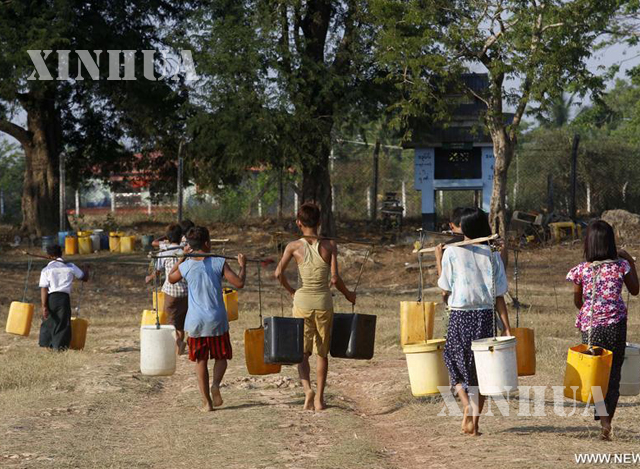 အယ်လ်နီညို အကျိုးသက်ရောက်မှုကြောင့် ရေရှားပါးမှုနှင့် ကြုံတွေ့နေရသော ဒလမြို့နေ ပြည်သူများကို တွေ့ရစဉ် (ဆင်ဟွာ)