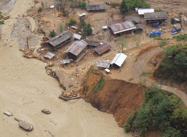 ချီဖွေမြို့နယ် ၊လန်ဆယ်ဒေသတွင် ရေဘေးကြောင့်လူနေအိမ်များ ပျက်စီးမှုကိုမြင်တွေ့ရစဉ် (မြဝတီ)