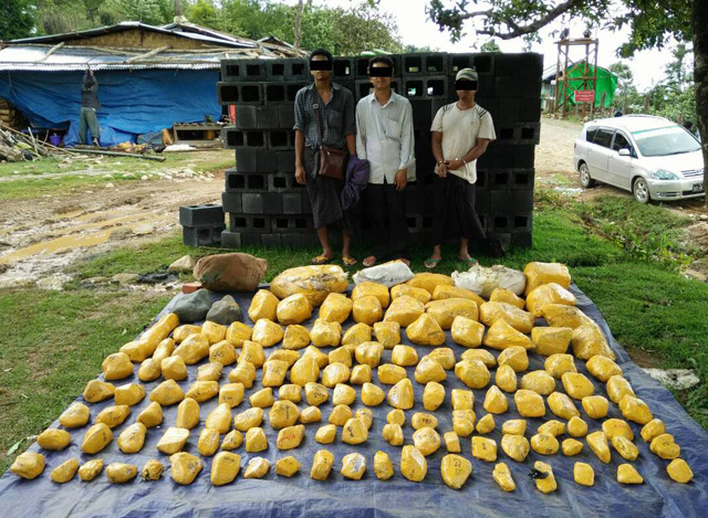 ဖမ်းဆီးရမိသည့် တရားခံနှင့် ကျောက်စိမ်းတုံးများအားတွေ့ရစဉ် (ဓာတ်ပုံ-- မြဝတီ)