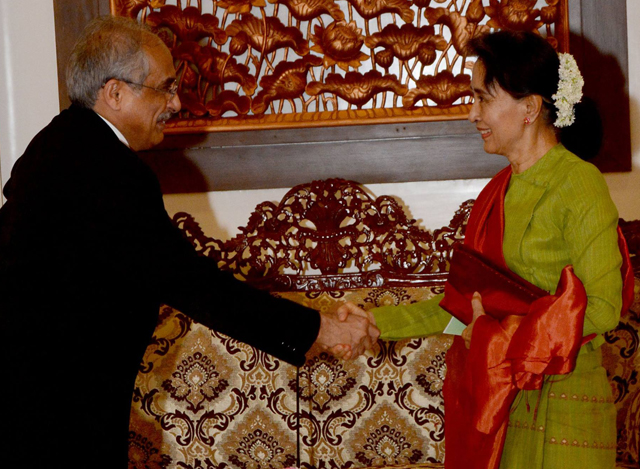 နိုင်ငံခြားရေး ဝန်ကြီးဌာန ပြည်ထောင်စု ဝန်ကြီး ဒေါ်အောင်ဆန်းစုကြည် နှင့် ကုလသမဂ္ဂ အတွင်းရေးမှူးချုပ်၏ မြန်မာနိုင်ငံဆိုင်ရာ အထူး အကြံပေး ပုဂ္ဂိုလ် မစ္စတာ ဗီဂျေနမ်ဘီးယား တို့တွေ့ဆုံစဉ် (ဓာတ်ပုံ-MOI)