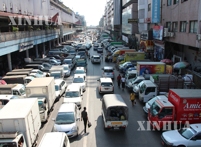 ရန်ကုန်မြို့တွင် ကားများ သွားလာနေသည်ကို တွေ့ရစဉ် (ဆင်ဟွာ)