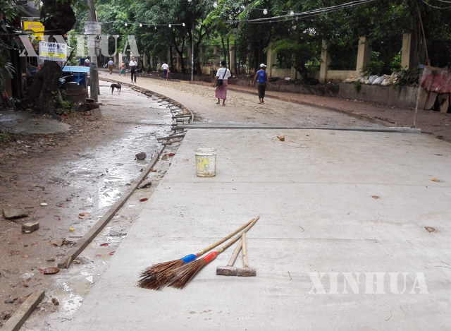 ရန်ကုန် တိုင်းဒေသကြီးရှိ မြို့နယ်တစ်ခုတွင် ဖွံ့ဖြိုးရေးလုပ်ငန်း ဆောင်ရွက်နေစဉ် (ဆင်ဟွာ)