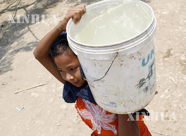 ရေရှားပါးမှုကြောင့် သောက်သုံး ရေခပ်လာသော ကလေးငယ် တစ်ဦးအား တွေ့ရစဉ် (ဆင်ဟွာ)