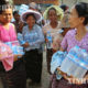 မကွေးတိုင်းဒေသကြီး အတွင်း ရေရှားပါး ဒေသများသို့ မြန်မာနိုင်ငံဆိုင်ရာ တရုတ်သံရုံးမှ သံမှူးကြီး ချန်းချန် ဦးဆောင်သော အဖွဲ့မှ သောက်သုံးရေသန့်များ သွားရောက် လှုဒါန်းနေစဉ် (ဆင်ဟွာ)