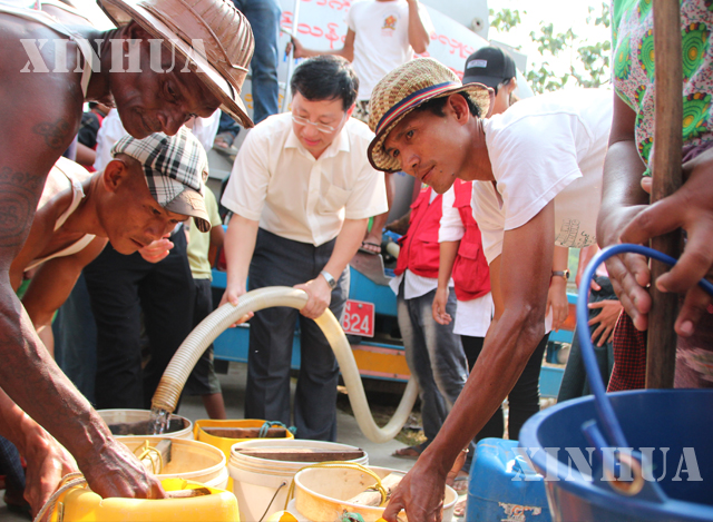မြန်မာနိုင်ငံဆိုင်ရာ တရုတ်သံအမတ်ကြီး မစ္စတာ ဟုန်လျန်က ဒလမြို့နယ် ဒေသခံပြည်သူများအား သောက်သုံးရေများ ပေးဝေလှူဒါန်းနေမှုများ တွေ့ရစဉ်(ဆင်ဟွာ)