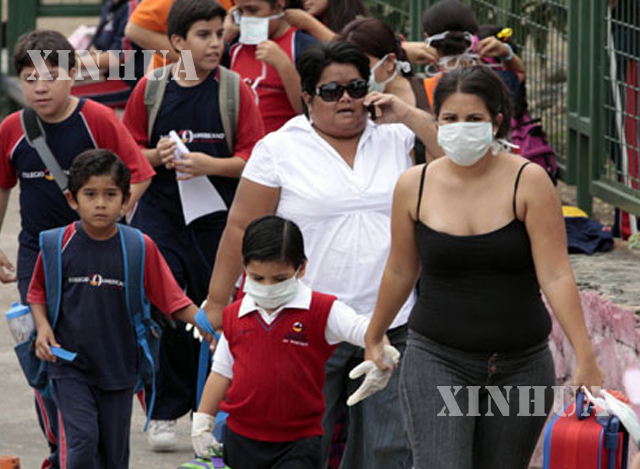 အီကွေဒေါနိုင်ငံ ကွီတိုမြို့တွင် H1N1 ရောဂါ ကူးစက် မခံရအောင် ပြည်သူများ မျက်နှာဖုံးများ ဝတ်ဆင်၍ သွားလာနေစဉ် (ဆင်ဟွာ)