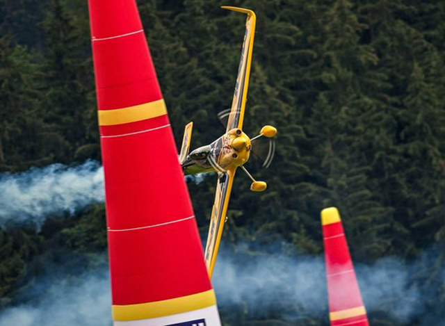 FAI ၂ဝ၁၆ ပြိုင်ပွဲဝင်မည့် သြစတြေးလျ လေယာဉ်မှူး တစ်ဦး လေ့ကျင့်ပျံသန်း နေစဉ် (ဓာတ်ပုံ-အင်တာနက်)
