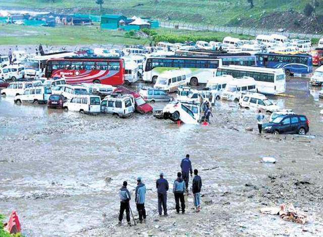 မိုးသည်းထန်စွာ ရွာသွန်းမှုကြောင့် သောင်တင်နေသော မော်တော်ယာဉ်များအား တွေ့ရစဉ် (ဓာတ်ပုံ- အင်တာနက်)