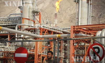 အီရန်နိုင်ငံတောင်ပိုင်းရှိ သဘာဝ ဓာတ်ငွေ့စက်ရုံ တစ်ခု၌ အလုပ်သမား တစ်ဦး အလုပ်လုပ်နေစဉ် (ဆင်ဟွာ)
