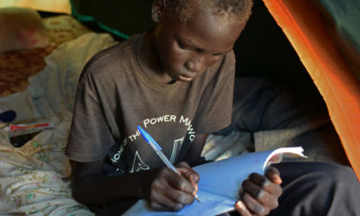 နေရပ်စွန့်ခွာ ကလေးငယ်တစ်ဦး စာရေးနေခြင်းအား တွေ့ရစဉ် (ဓာတ်ပုံ- အင်တာနက်)