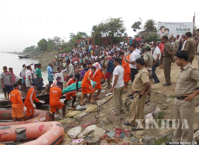 အိန္ဒိယ လှေမှောက်မှု အတွင်း ပြန်လည် ဆယ်ယူ တွေ့ရှိသည့် ရုပ်အလောင်းများအား ကယ်ဆယ်ရေး ဝန်ထမ်းများက သယ်ယူလာစဉ် (ဆင်ဟွာ)