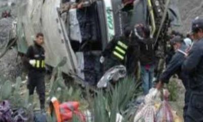 ပီရူးနိုင်ငံတွင် တိမ်းမှောက်ခဲ့သည့် ခရီးသည်တင် ဘတ်စ်ကားတစ်စီးအားတွေ့ရစဉ် (ဓာတ်ပုံ-အင်တာနက်)