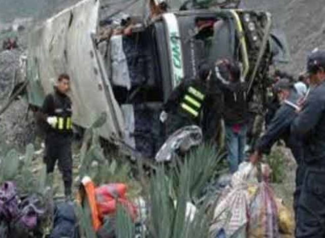 ပီရူးနိုင်ငံတွင် တိမ်းမှောက်ခဲ့သည့် ခရီးသည်တင် ဘတ်စ်ကားတစ်စီးအားတွေ့ရစဉ် (ဓာတ်ပုံ-အင်တာနက်)
