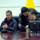 အီကွေဒေါ နိုင်ငံ သမ္မတ Rafael Correa (ယာစွန်) နှင့် အရေးပေါ် ကယ်ဆယ်ရေး ကော်မတီ (COE) အဖွဲ့ဝင်များ မေလ ၁၈ ရက်က ကွီတိုမြို့တွင် အစည်းအဝေး ပြုလုပ်နေစဉ် (ဆင်ဟွာ)