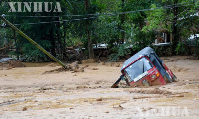 ရကြီးမြေပြိုမှုကြောင့် ကယ်ဆယ်ရေးလုပ်နေသော သီရိလင်္ကာတပ်ဖွဲ့ဝင်များကို တွေ့ရစဉ် (ဆင်ဟွာ)