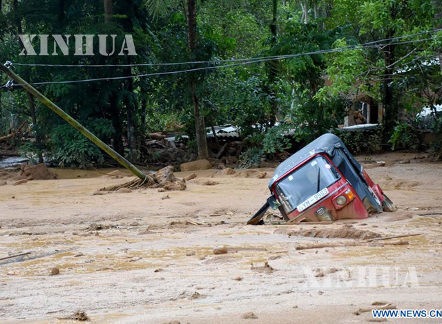 ရကြီးမြေပြိုမှုကြောင့် ကယ်ဆယ်ရေးလုပ်နေသော သီရိလင်္ကာတပ်ဖွဲ့ဝင်များကို တွေ့ရစဉ် (ဆင်ဟွာ)