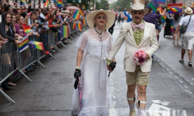 အမေရိကန်နိုင်ငံ မန်ဟက်တန်၌ ၂ဝ၁၅ ခုနှစ် ဇွန်လ ၂၈ ရက်က ပြုလုပ်ခဲ့သော လိင်တူ ချစ်သူပွဲ အားတွေ့ရစဉ် (ဆင်ဟွာ)
