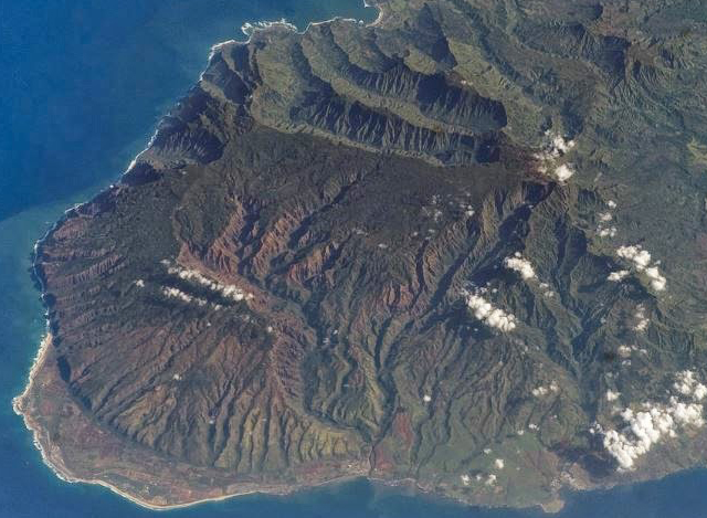 Kauai ကျွန်းအား ကောင်းကင် ဓါတ်ပုံမှ တစ်ဆင့်တွေ့မြင်ရစဉ် (ဓာတ်ပုံ-အင်တာနက်)